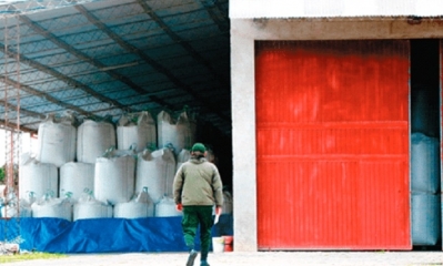 Enormes bolsas de urea ‘descansan’ debajo de un galpón en el recinto temporal de Montero. Foto: El Deber