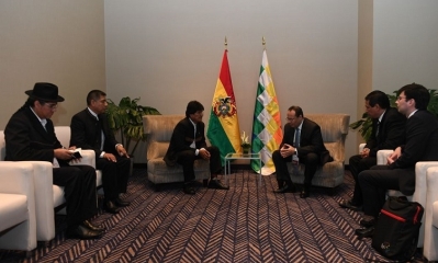 El presidente Evo Morales con el titular de la CAF en Lima