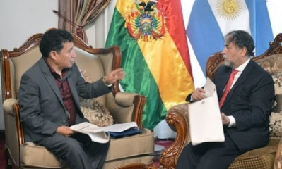 El presidente de la Cámara de Diputados, Víctor Borda, en reunión con el embajador de la República Argentina en Bolivia, Normando Álvarez. 