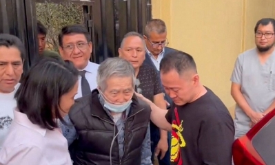 Fujimori, en el momento de su liberación, junto a sus hijos Keiko y Kenji. Foto: Reuters