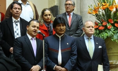 Foto /Archivo: El presidente Evo Morales y los empresarios privados luego de una reunión.