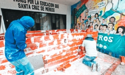 En estos muros, construidos ayer, se tapiarán cinco maestros para ingresar en huelga de hambre seca. Foto: El Deber