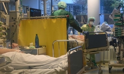 El personal médico trabaja en la unidad de cuidados intensivos con pacientes de Covid-19