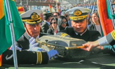 La población entonó la Marcha Naval mientras presenciaba el paso de los restos de Abaroa. Foto: El Deber