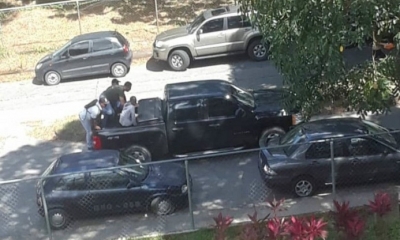 A bordo de una camioneta negra.