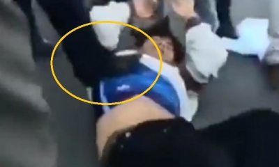 La seguridad de Carlos Mesa piso y pateó a un hombre/Foto. Captura de pantalla