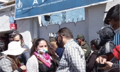 El grupo de personas que intentó tomar la APDHB.