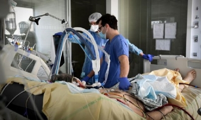 Los trabajadores médicos atienden a un paciente en la unidad de cuidados intensivos para pacientes infectados con el Covid-19 en el hospital AP-HP