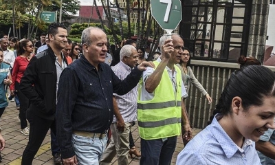 Residentes de un condominio salen a la calle tras el sismo de 2028, en Medellín. | EFE