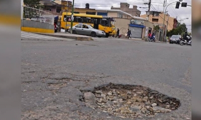 Un bache en la avenida Víctor Ustariz. 