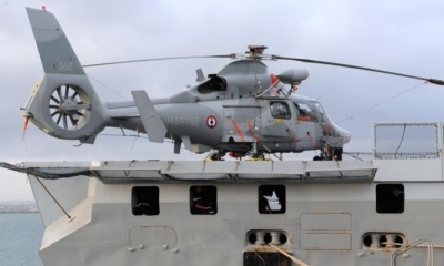 Un helicóptero Panther del ejército francés aterriza en la cubierta de la fragata francesa Courbet. | Foto archivo | AFP