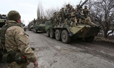 Militares de Ucrania se preparan para repeler un ataque de Rusia en la región de Lugansk.