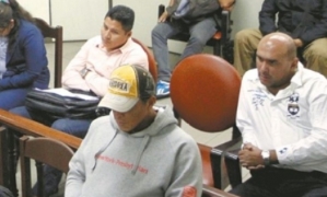 El policía (de gorra) fue imputado por tentativa de homicidio
