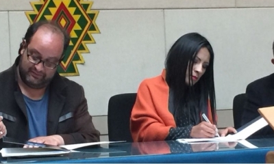 Ministra Wilma Alanoca firmando los convenios/Foto. RRSS