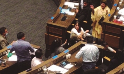 Momento en el que son agredidas las legisladoras de Comunidad Ciudadana. 
