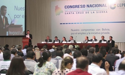 El presidente de la CEPB, Ronald Nostas, en el podio durante la inauguración de un congreso del sector privado. | APG