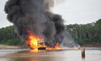 Una de las barcazas quemadas en el río Madre de Dios. Foto: Ministerio de Gobierno