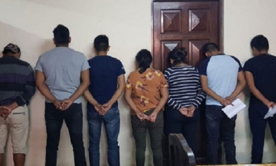 En la foto aparecen siete de los ocho policías aprehendidos que serán investigados Foto: @MindeGobierno