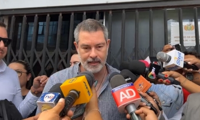 Zvonko llegó hasta la Fiscalía junto a otros asambleístas y el abogado Martín Camacho para sentar la denuncia