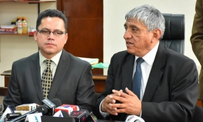 El nuevo gerente de Entel, Eddy Luis Franco, y el ministro de Obras Públicas, Iván Arias, ayer. Foto: APG