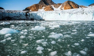 Fragmentos de hielo frente al glaciar de Apusiajik, cerca de Kulusuk en Groenlandia