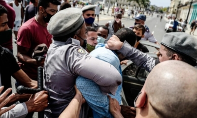 Un manifestante es arrestado durante las protestas del 11 de julio en La Habana. Hubo cientos de detenidos.