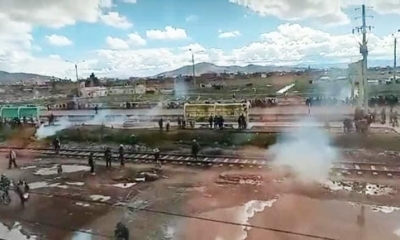La Policía de Perú inició un operativo contra un grupo manifestantes en el aeropuerto de la ciudad de Juliaca
