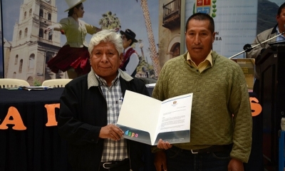 Los maestros recibieron certificados, diplomas de honor y medallas de mérito. Foto: Gobernación de Cochabamba