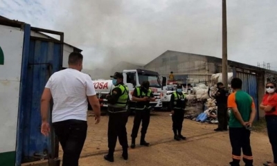 Personal de la Policía resguarda el galpón de la fábrica de cartones, en el Cambódromo