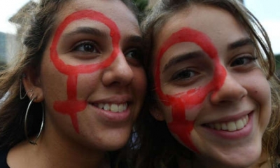 Dos mujeres en una marcha feminista en Brasil. | Fuente: AFP