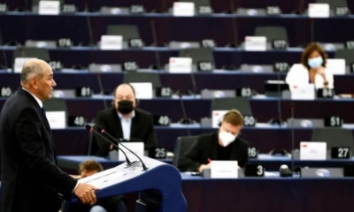 El primer ministro esloveno, Janez Jansa, habla en la sesión del Parlamento Europeo en Estrasburgo. | EFE