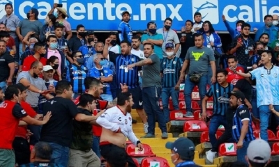Hinchas del Querétaro y del Atlas armaron una pelea campal.