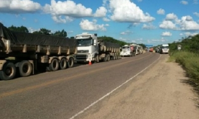 El bloqueo se realiza a la altura de Pedro Lorenzo, desde las 04:00 de este jueves. Foto: El Deber