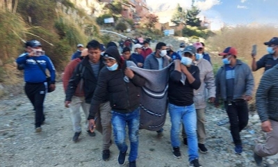 Rescate de de un herido, tras el enfrentamiento entre cocaleros y la Policía