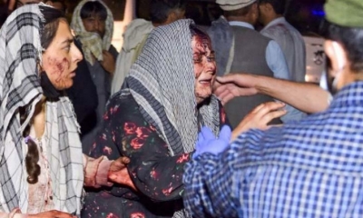 Mujeres heridas después de dos explosiones frente al aeropuerto de Kabul. | AFP