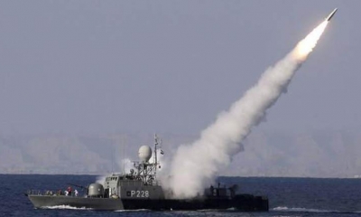 Un misil es lanzado desde un buque de la Armada iraní durante unas maniobras militares en el mar de Omán en 2017. | EFE