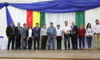 Gobernador con autoridades que participaron en la Expo Innovación 2017