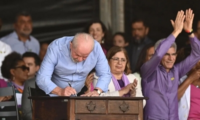 El presidente de Brasil, Luiz Inácio Lula da Silva, firma actos de gobierno durante la 7ª edición de la Marcha das Margaridas, en Brasília 