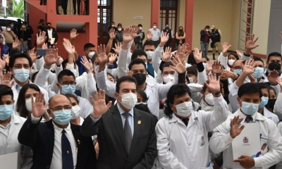 El alcalde junto al personal de salud contratado.