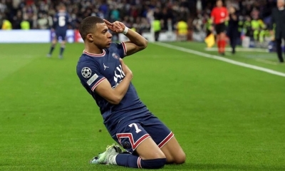 Kylian Mbappé celebra el 0-1 parcial en la derrota 3-1 del PSG frente al Real Madrid en el estadio Santiago Bernabéu