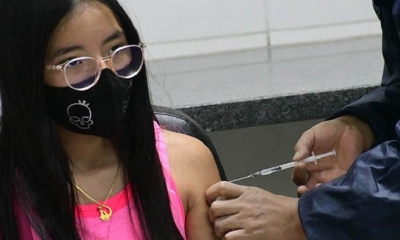 La vacunación contra Covid-19 a los jóvenes.