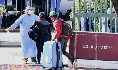Los funcionarios aplican medidas de control a los repatriados en la Escuela Técnica de Salud. DICO SOLÍS