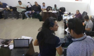 Uno de los padres tuvo que e alejado de la audiencia por su comportamiento inadecuado/Foto. RRSS