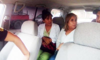 Los médicos son trasladados a la Policía en un vehículo, ayer. | Prensa Amigos