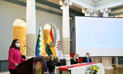La canciller Karen Longaric