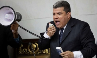 El diputado opositor Luis Parra interviene durante una sesión de la Asamblea Nacional en Caracas (Venezuela).
