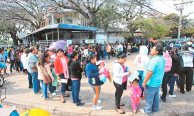 Largas filas de ciudadanos se observó ayer por la mañana fuera de la oficina central del Segip. Foto: EL DEBER