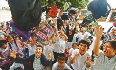 Estos alumnos lanzaron sus mochilas al aire de felicidad por las vacaciones. No hay tareas. Foto: EL DEBER