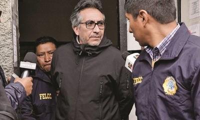 Gustavo Torrico es trasladado por efectivos de la Felcc. Foto: Freddy Barragán