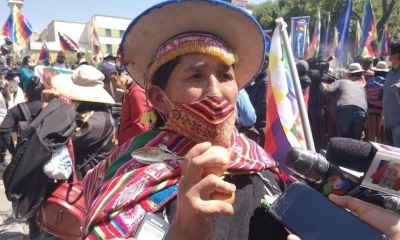 La exdiputada Lidia Patty muestra un par de huevos en la plaza Murillo.